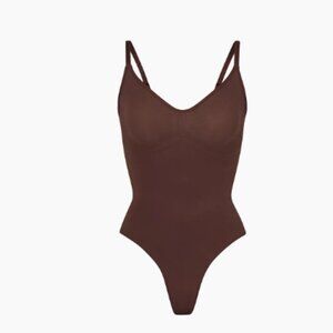 SKIMS SEAMLESS SCULPT THONG BODY SUIZE, SIZE L, COCOA